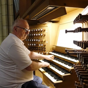 Domorganist Wolfgang Kreuzhuber an der Rudigierorgel