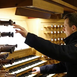 Dommusikassistent Gerhard Raab an der Rudigierorgel