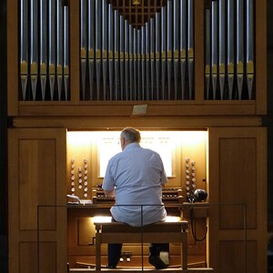 Domorganist Wolfgang Kreuzhuber an der Chororgel