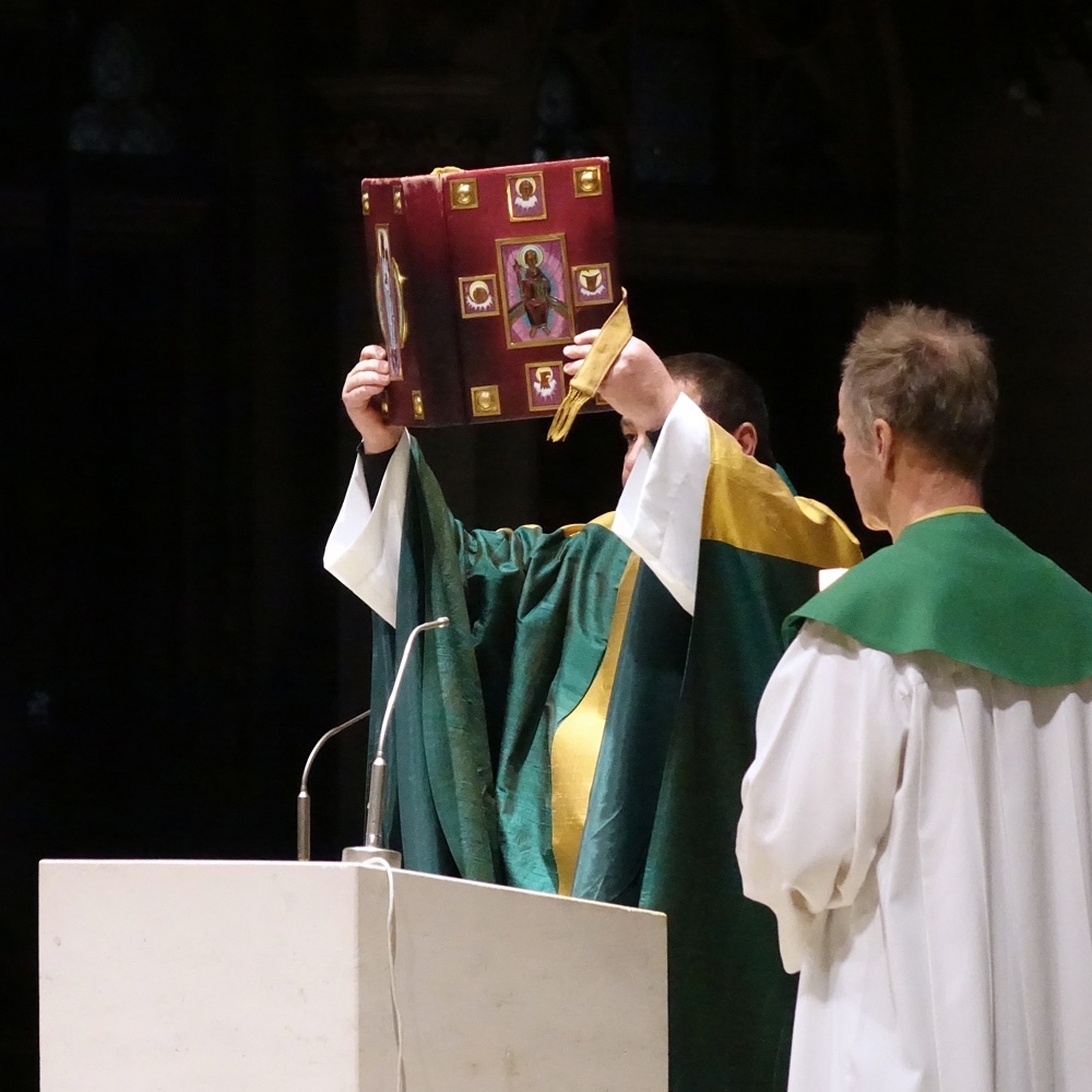 Domkurat Josef Keplinger mit Evangeliar