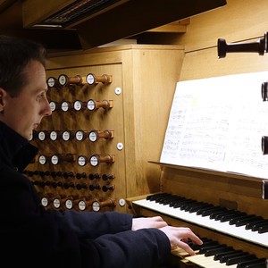 Dommusikassistent Gerhard Raab an der Rudigierorgel