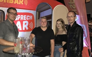 Thomas, Fabian und Nadine (mit Reinhard Wimmer, r.) sind begeistert, dass es die ANSPRECHBAR gibt.