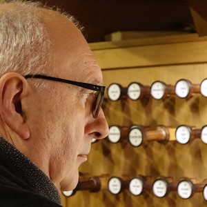 Domorganist Wolfgang Kreuzhuber an der Rudigierorgel