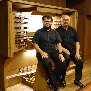 Domorganist Wolfgang Kreuzhuber mit seinem Registranten Florian Zethofer an der Rudigierorgel