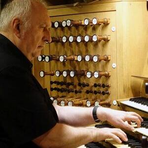 Domorganist Wolfgang Kreuzhuber an der Rudigierorgel