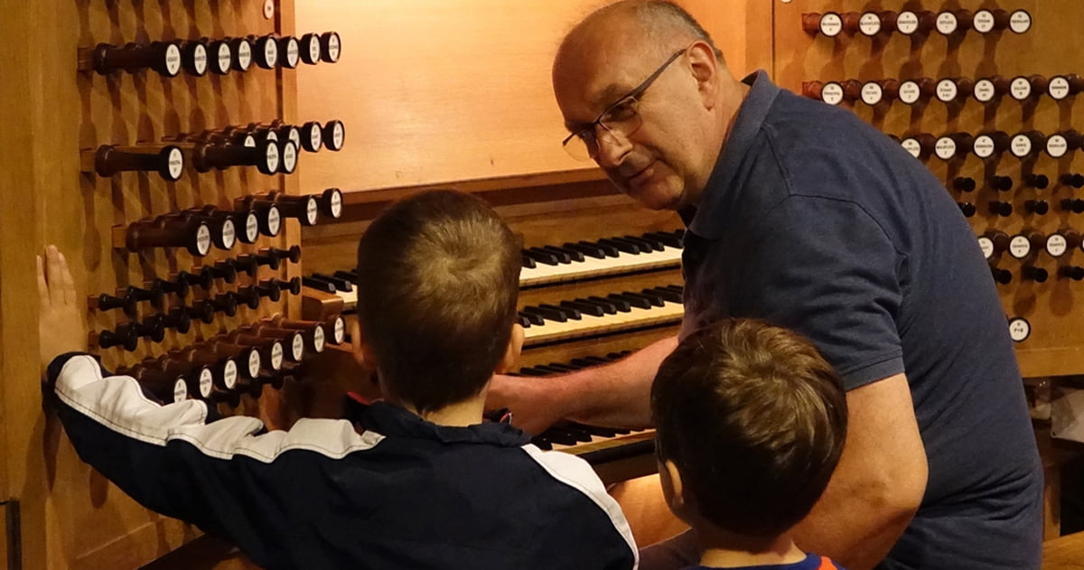 Domorganist Wolfgang Kreuzhuber mit Kindern an der Rudigierorgel