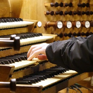 Dommusikassistent Gerhard Raab an der Rudigierorgel