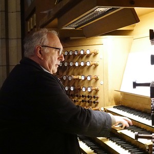 Domorganist Wolfgang Kreuzhuber an der Rudigierorgel