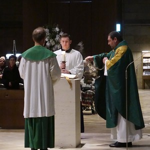 Domkurat Josef Keplinger mit Ministranten