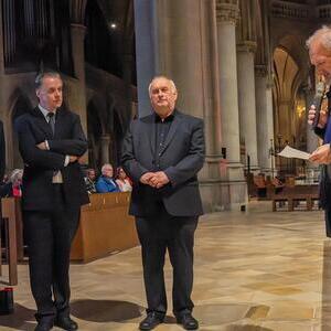 Dompropst Wilhelm Vieböck mit Brett Leighton, Ben van Oosten und Domorganist Wolfgang Kreuzhuber