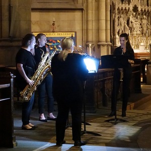 Saxophonquartett (Andrea Edlbauer, Marina Nentwich, Evelyne Leeb, Johanna Kirner) des Ensembles SAX12 in der Votivkapelle