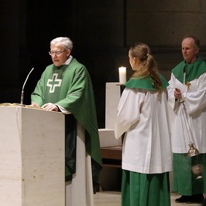 Bischofsvikar Johann Hintermaier mit Ministrant:innen