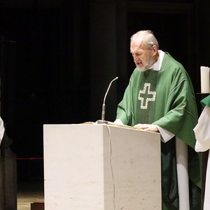 Dompropst Wilhelm Vieböck mit Ministrantinnen