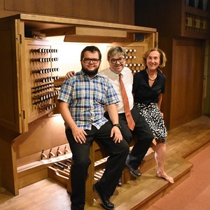 Andreas Etlinger mit seinen Registrant:innen Florian Zethofer und Hermine Eggner an der Rudigierorgel