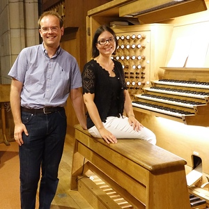 Bettina Leitner-Pelster mit ihrem Mann und Registrant Philipp Pelster an der Rudigierorgel