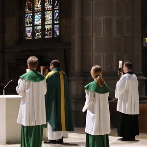 Domkurat Josef Keplinger mit Ministranten