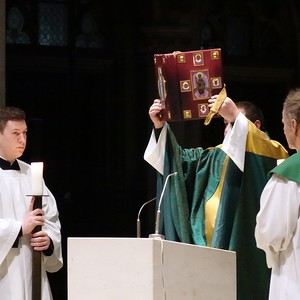 Domkurat Josef Keplinger mit Ministranten