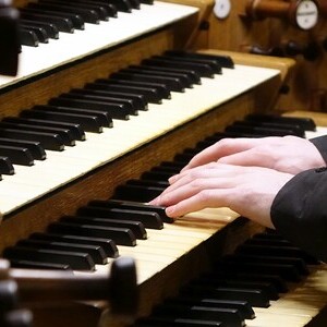 Dommusikassistent Gerhard Raab an der Rudigierorgel