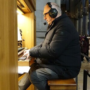 Domorganist Wolfgang Kreuzhuber an der Pflüger-Chororgel