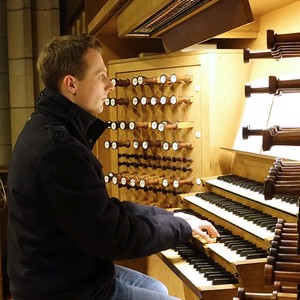 Dommusikassistent Gerhard Raab an der Rudigierorgel