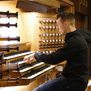 Dommusikassistent Gerhard Raab an der Rudigierorgel