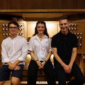 Alma Teibler mit ihren Registranten Benedikt Kraml und Tobias Takacs an der Rudigierorgel