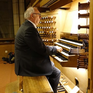 Domorganist Wolfgang Kreuzhuber an der RudigierorgelDomorganist Wolfgang Kreuzhuber an der Rudigierorgel