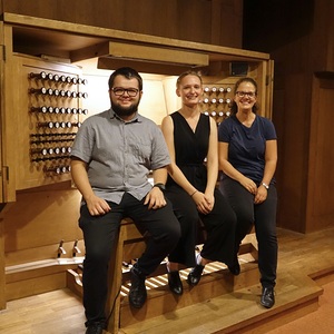 Katharina Zauner an der Rudigierorgel mit Registrant Florian Zethofer und Registrantin Theresa Zöpfl