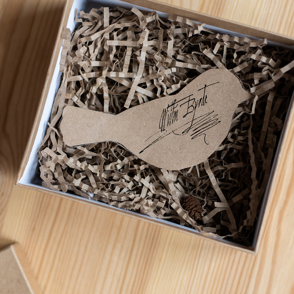 Geschenkbox mit Vogelkarte mit Unterschrift von William Byrd
