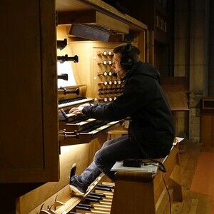 Dommusikassistent Gerhard Raab an der Rudigierorgel