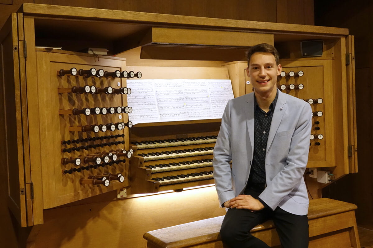 Lukas Hasler an der Rudigierorgel