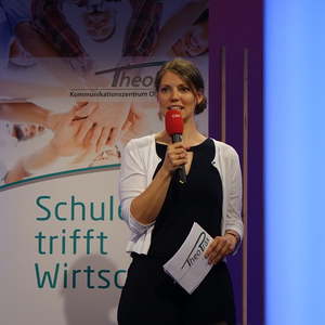 Moderatorin Caroline Schwarz