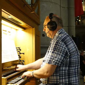 Domorganist Wolfgang Kreuzhuber an der Chororgel