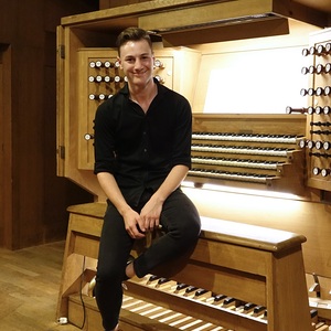 Tobias Takacs an der Rudigierorgel