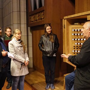 Weiterbildung für Domführer:innen an der Rudigierorgel mit Domorganist Wolfgang Kreuzhuber / © Dommusikverein Linz/Stefanie Petelin Weiterbildung für Domführer:innen an der Rudigierorgel mit Domorganist Wolfgang Kreuzhuber