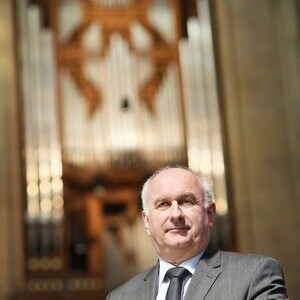Domorganist Wolfgang Kreuzhuber vor der Rudigierorgel