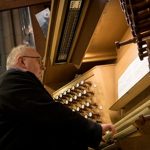 Domorganist Wolfgang Kreuzhuber an der Rudigierorgel