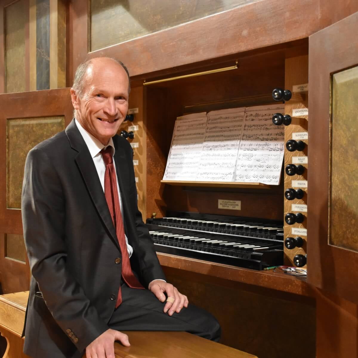 Gustav Auzinger an der Wegscheider-Orgel in der Minoritenkirche