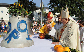 Bischof Stanilav (links) weiht die Josefsglocke, Altbischof Maximilian Aichern weiht die Marienglocke.