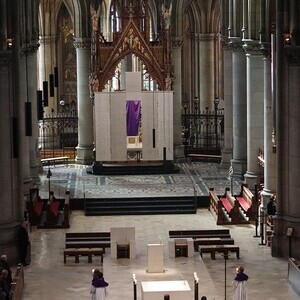 Blick in den Altarraum im Mariendom