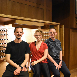 Xenia Preisenberger mit ihren Registranten Markus Wimmer und Andreas Peterl an der Rudigierorgel