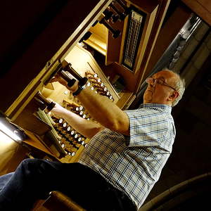 Domorganist Wolfgang Kreuzhuber an der Rudigierorgel