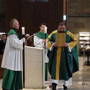 Domkurat Josef Keplinger mit dem Evangeliar