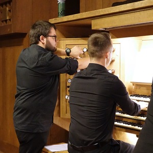 Dommusikassistent Gerhard Raab mit Registrant Florian Zethofer und Registrantin Theresa Zöpfl an der Rudigierorgel