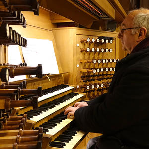 Domorganist Wolfgang Kreuzhuber an der Rudigierorgel