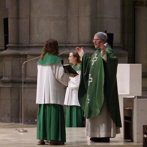 Bischofsvikar Johann Hintermaier mit Ministrant:innen