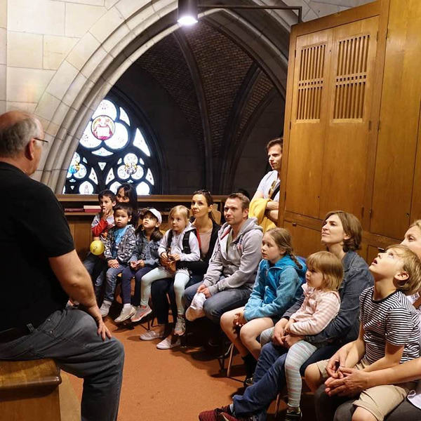 Domorganist Wolfgang Kreuzhuber umringt von kleinen und großen Orgelentdeckerinnen und Orgelentdeckern