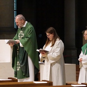 Dompropst Wilhelm Vieböck und Pastoralassistentin Stefanie Hinterleitner mit Ministrantinnen