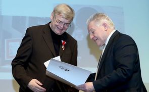 Landeshauptmann Dr. Josef Pühringer (r.) verlieh dem emeritierten Freistädter Stadtpfarrer Mag. Franz Mayrhofer das Goldene Verdienstzeichen des Landes OÖ.