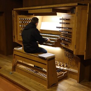 Dommusikassistent Gerhard Raab an der Rudigierorgel